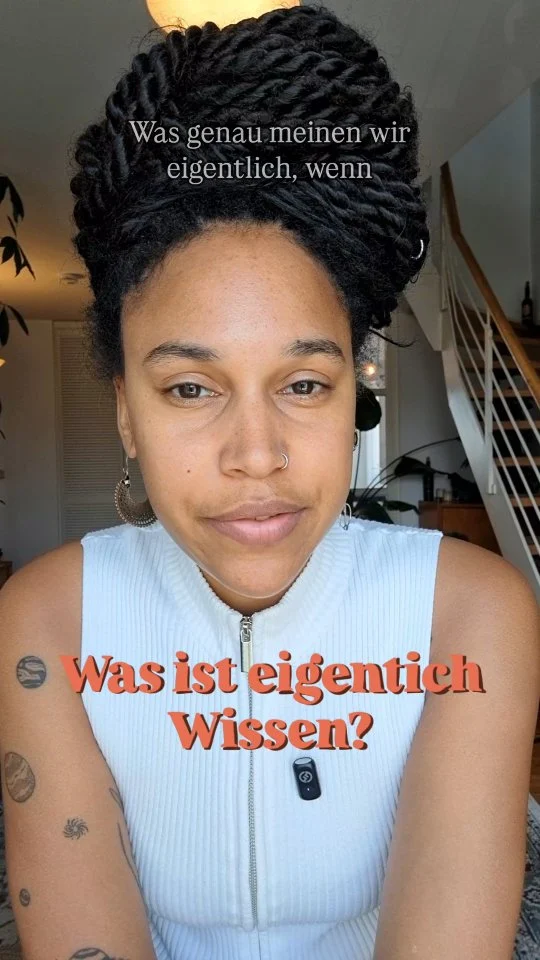 Was steckt hinter Begriffen wie Wissen und “Fortschritt”?

🧐Heute sprechen wir über epistemische Gewalt und epistemische Ungerechtigkeit. Sie beschreiben den Zusammenhang von Gewalt und Wissen - insbesondere die Produktion, Verbreitung, Anerkennung, aber auch die gezielte Auslöschung von Wissen.
Sie besprechen Unterdrückungsformen, Machtverhältnisse und häufig (un-) sichtbare Strukturen der Gesellschaft.

@smf_verband @menschenstaerkenmenschen

#haltungzeigen #vielfaltstärken #gemeinsamstark #information #antidiskriminierung