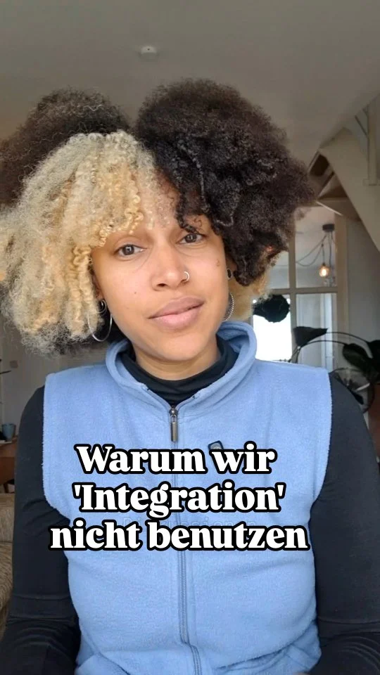 Warum benutzen wir den Begriff ‘Integration’ nicht? 💭

Ein Begriff, der auf den ersten Blick positiv klingt, kann schnell zu einer Frage von Zugehörigkeit werden: Wer gehört dazu? Wer muss sich anpassen? Und wer entscheidet, wann jemand „gut genug integriert“ ist?
Oft wird Integration nur von bestimmten Menschen und nur auf eine bestimmte Weise erwartet: sich anpassen, Leistung erbringen und Teile der eigenen Identität zurückstellen. Integration ist jedoch keine Einbahnstraße.

#Integration #Zugehörigkeit #Teilhabe #Rassismuskritik #haltungzeigenmsm 

@menschenstaerkenmenschen @smf_verband